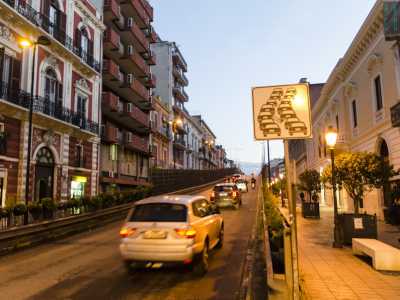 Lo storico angolo di corso Cavour nascosto dal ponte